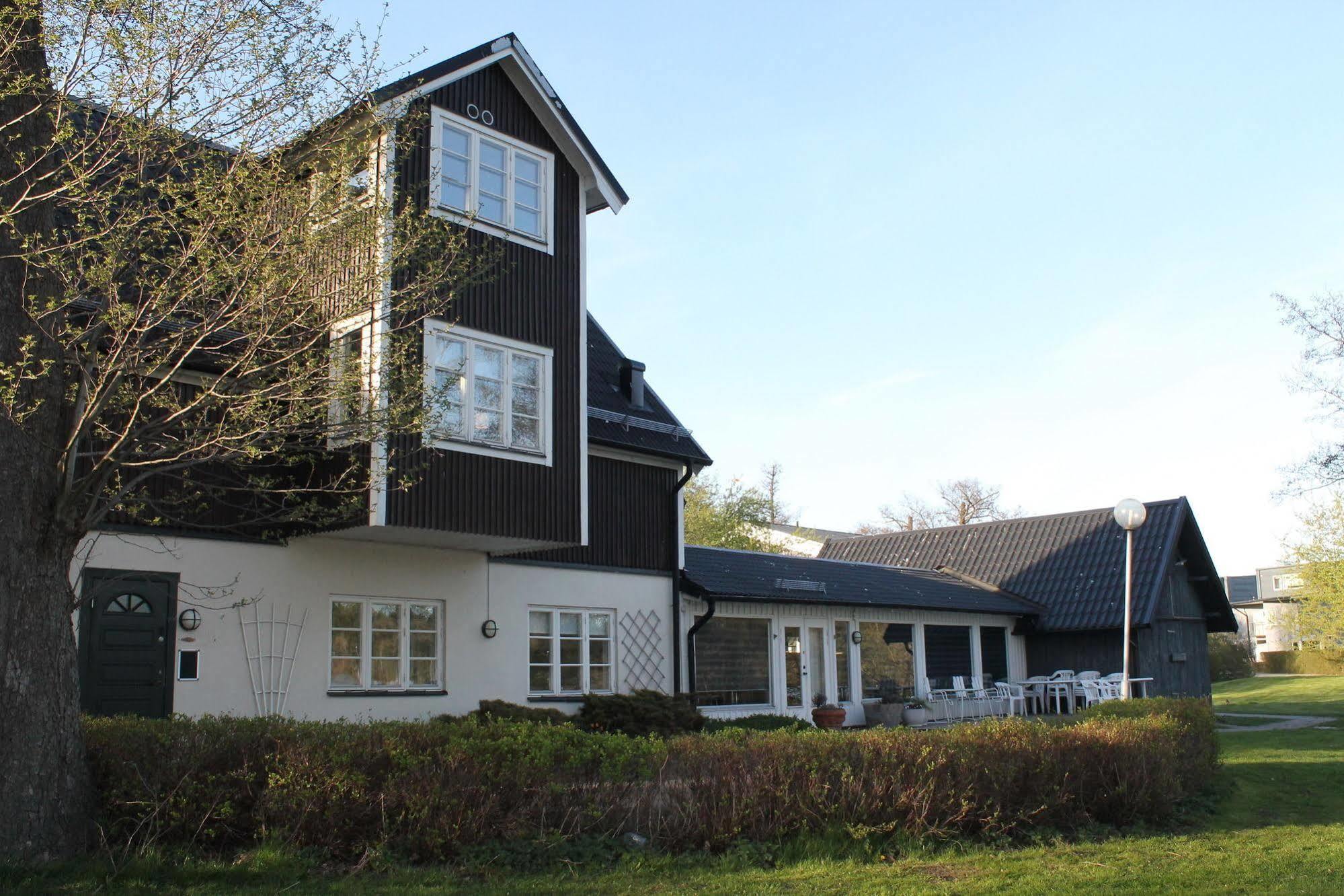 Hotell Sjoevillan Upplands-Väsby エクステリア 写真